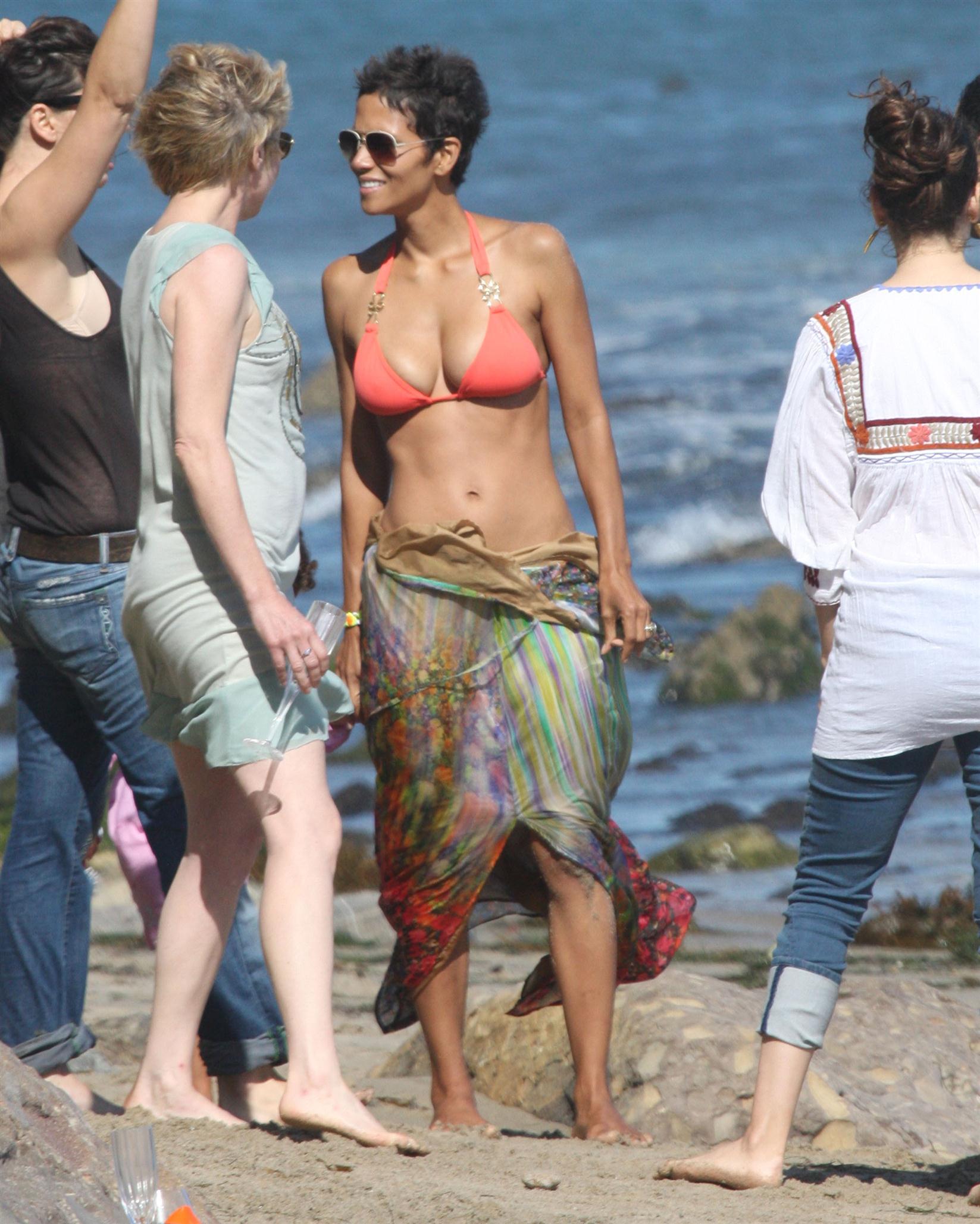 Halle Berry spends her 45th birthday on Malibu Beach photos | Picture 59753